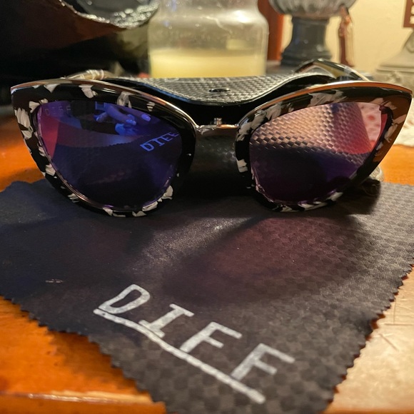 EUC DIFF Rise Cateye Sunglasses. Black & White Frames w/Blue Mirrored Lenses. - Picture 2 of 10